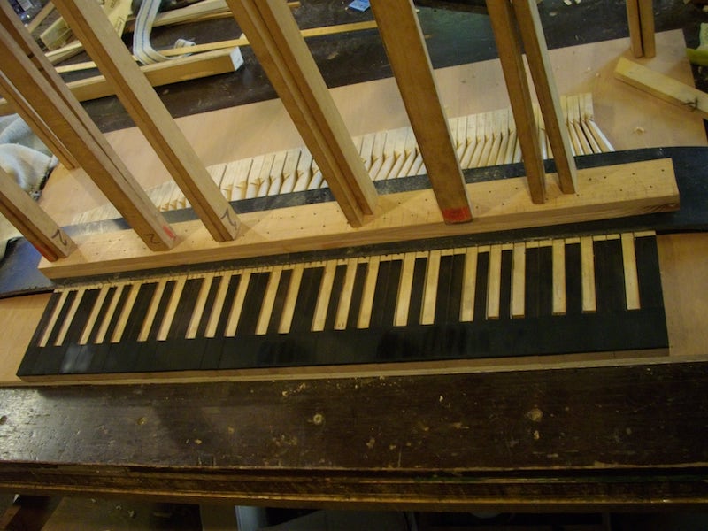 photo de construction d'un clavicorde