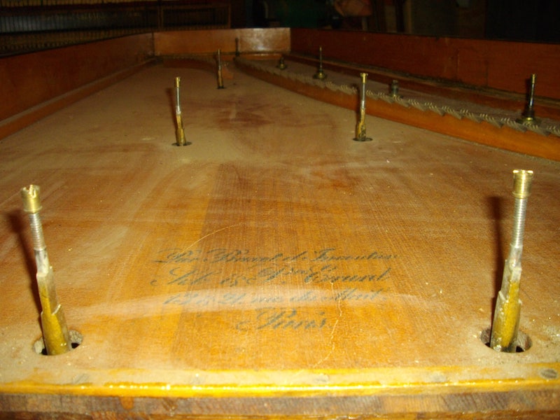Photo de réparation d'un piano Erard