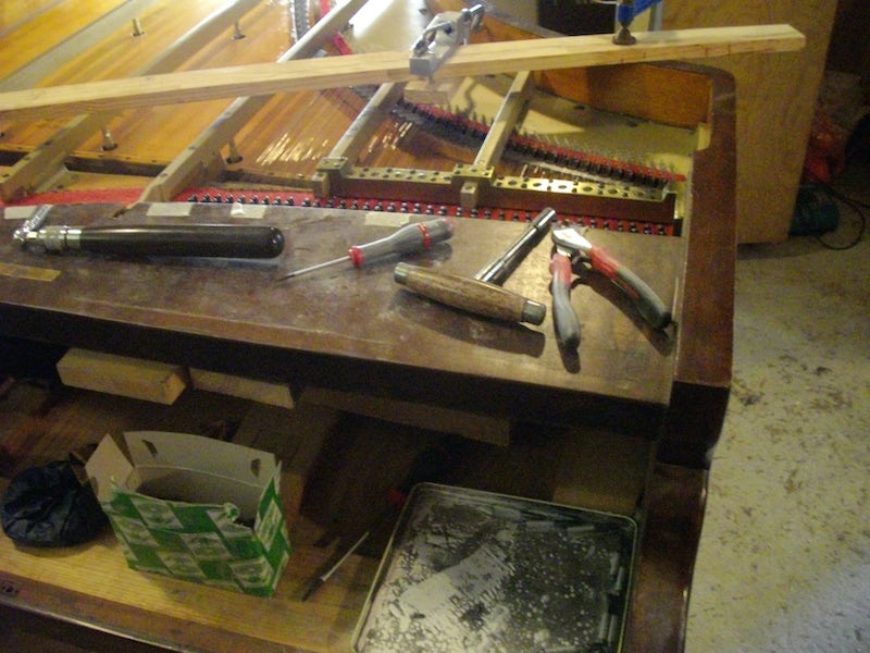Photo de réparation d'un piano Erard