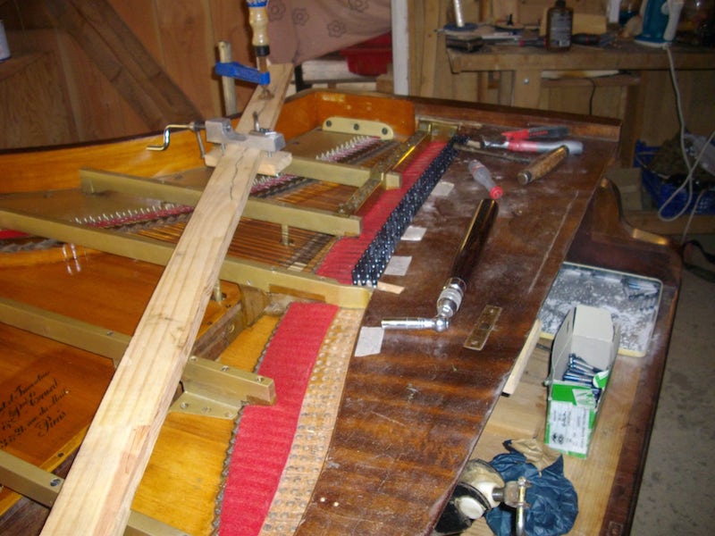 Photo de réparation d'un piano Erard