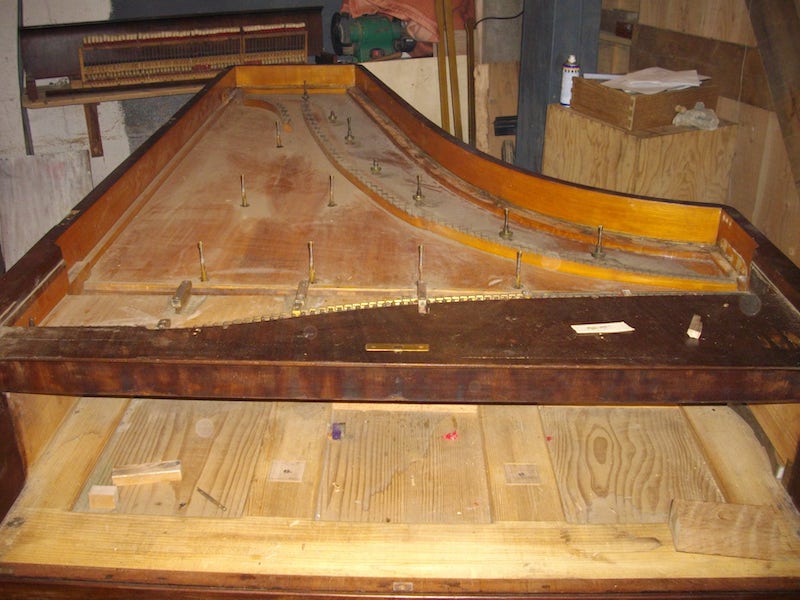 Photo de réparation d'un piano Erard