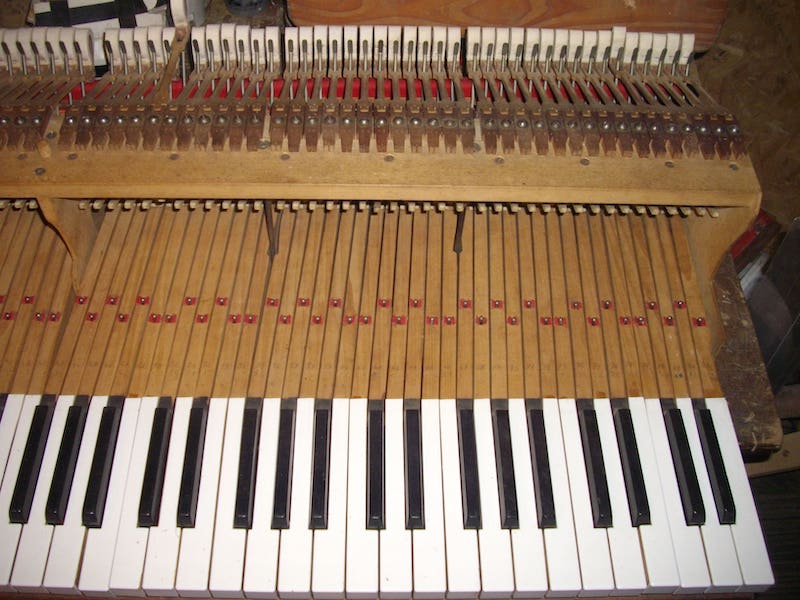 Photo de réparation d'un piano Erard