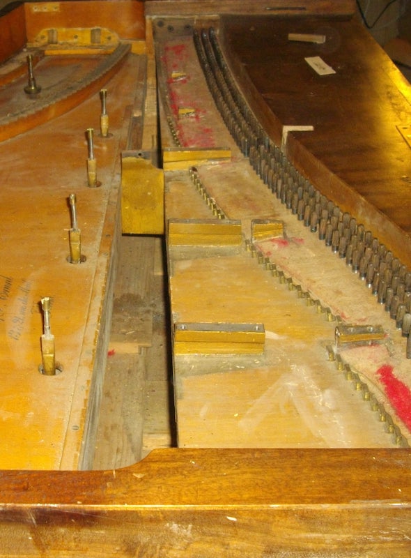 Photo de réparation d'un piano Erard