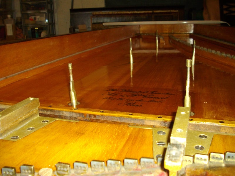 Photo de réparation d'un piano Erard