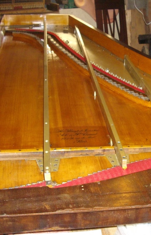 Photo de réparation d'un piano Erard